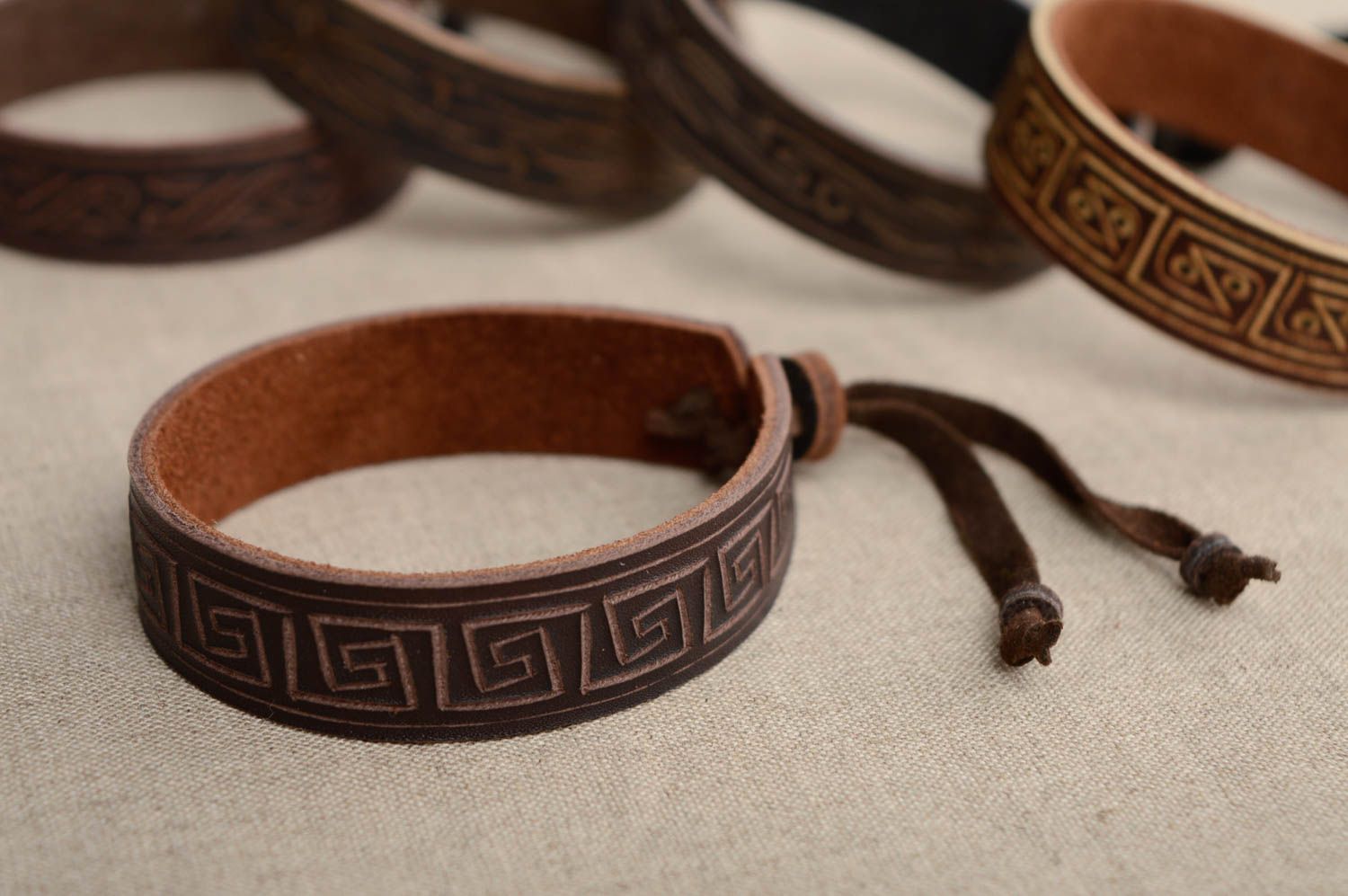 Bracelet en cuir naturel avec méandre marron fait main ethnique pour homme photo 2