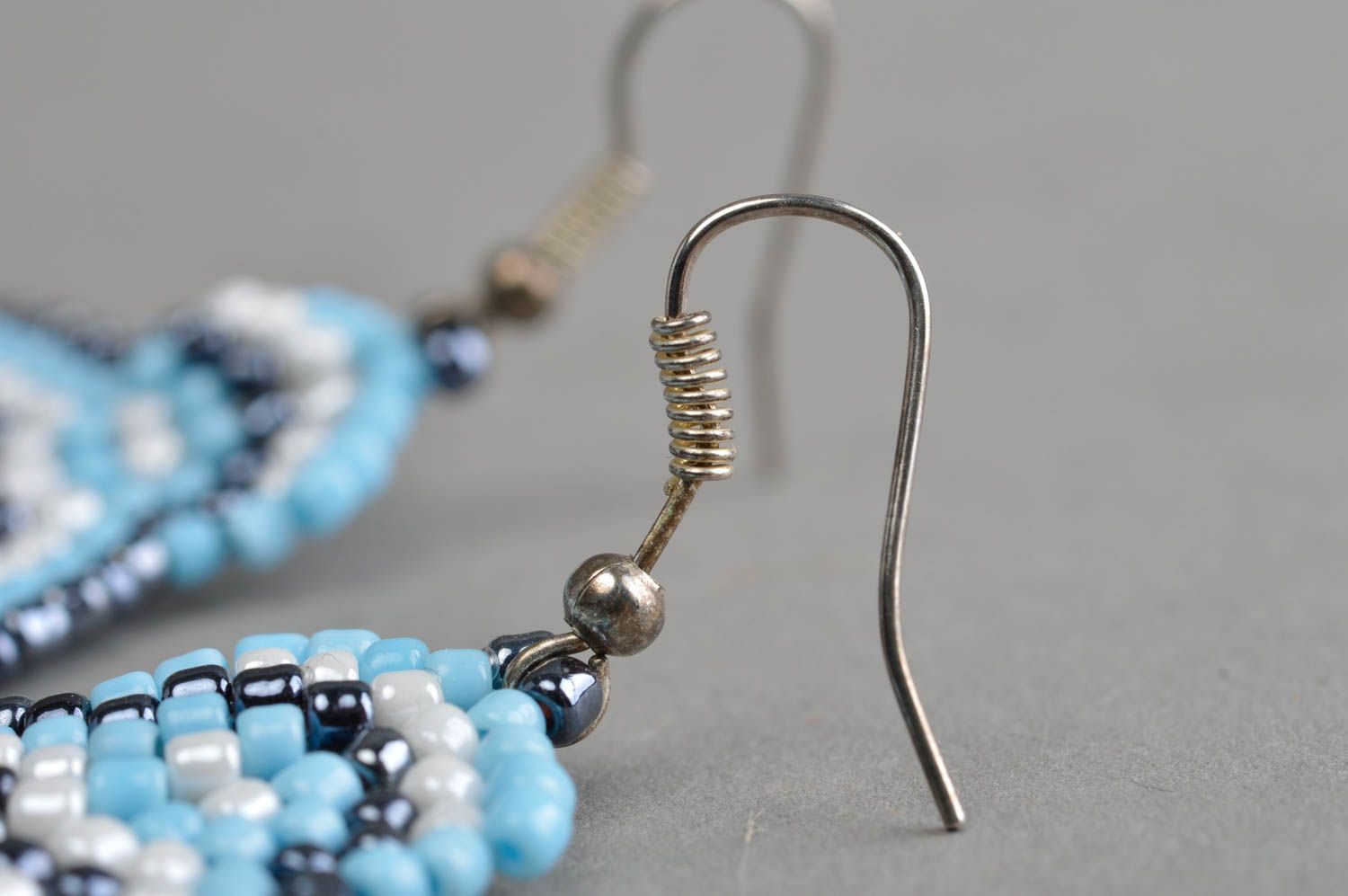 Boucles d'oreilles tressées en perles de rocaille avec ornements faites main photo 4