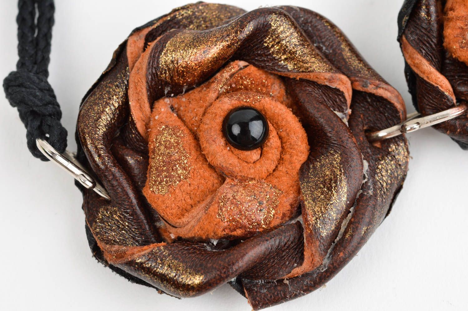 Браслет ручной работы дизайнерское украшение браслет из кожи коричневые розы фото 3