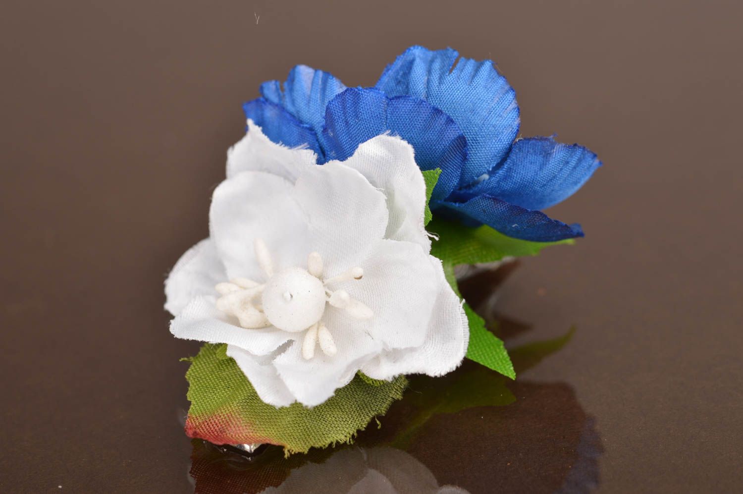 Pince à cheveux fleurs artificielles blanche et bleue faite main pour fillette photo 2