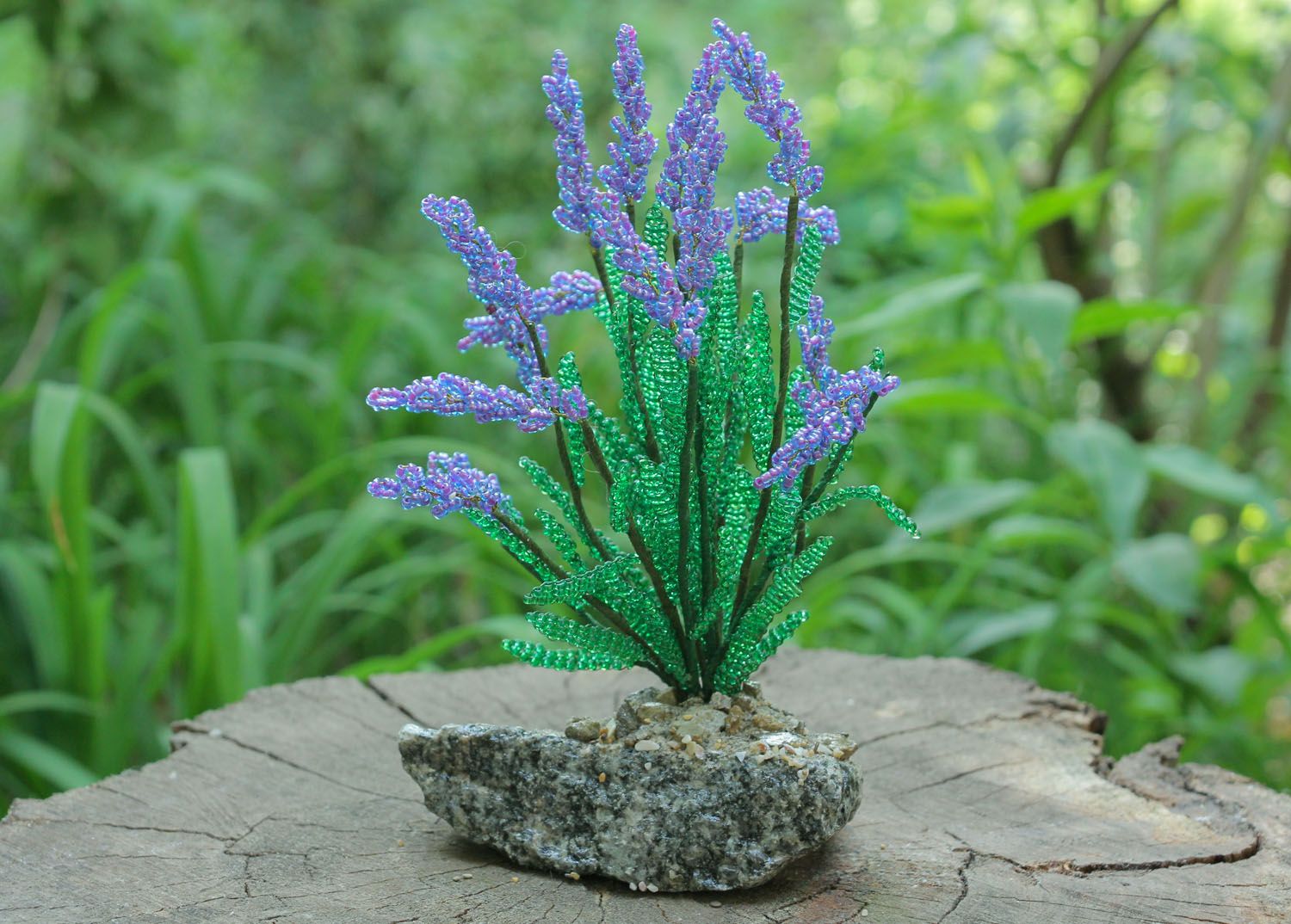 Dekorative Blume aus Glasperlen Lavendel foto 1