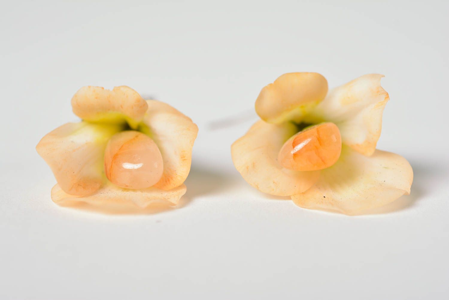 Boucles d'oreilles fleurs de couleur pêche pendantes en pâte polymère japonaise photo 3