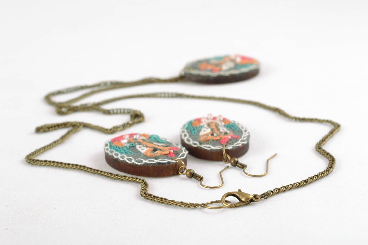 Handmade jewelry set with satin stitch embroidery photo 4
