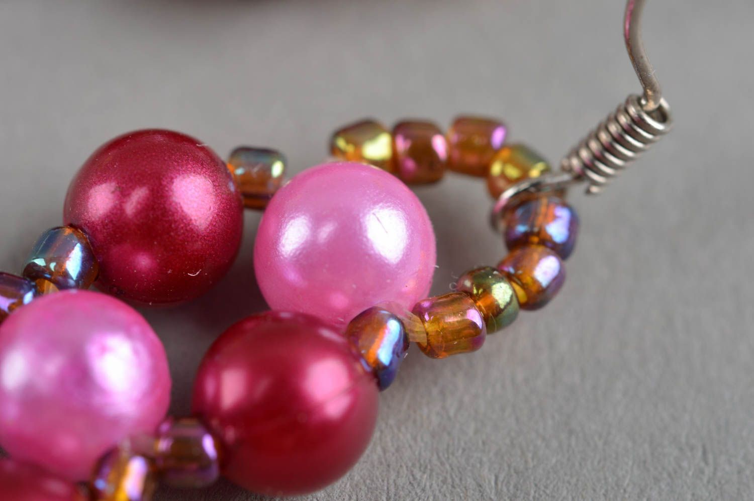 Boucles d'oreilles en perles fantaisie faites main pendantes rose-framboise photo 5