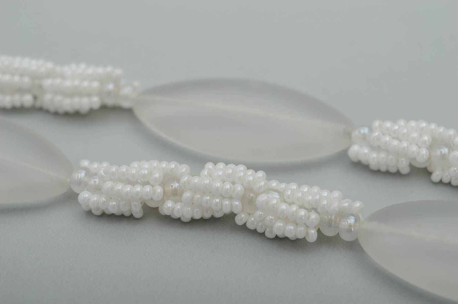 Collier perles de rocaille Bijou fait main blanc Accessoire pour femme photo 4