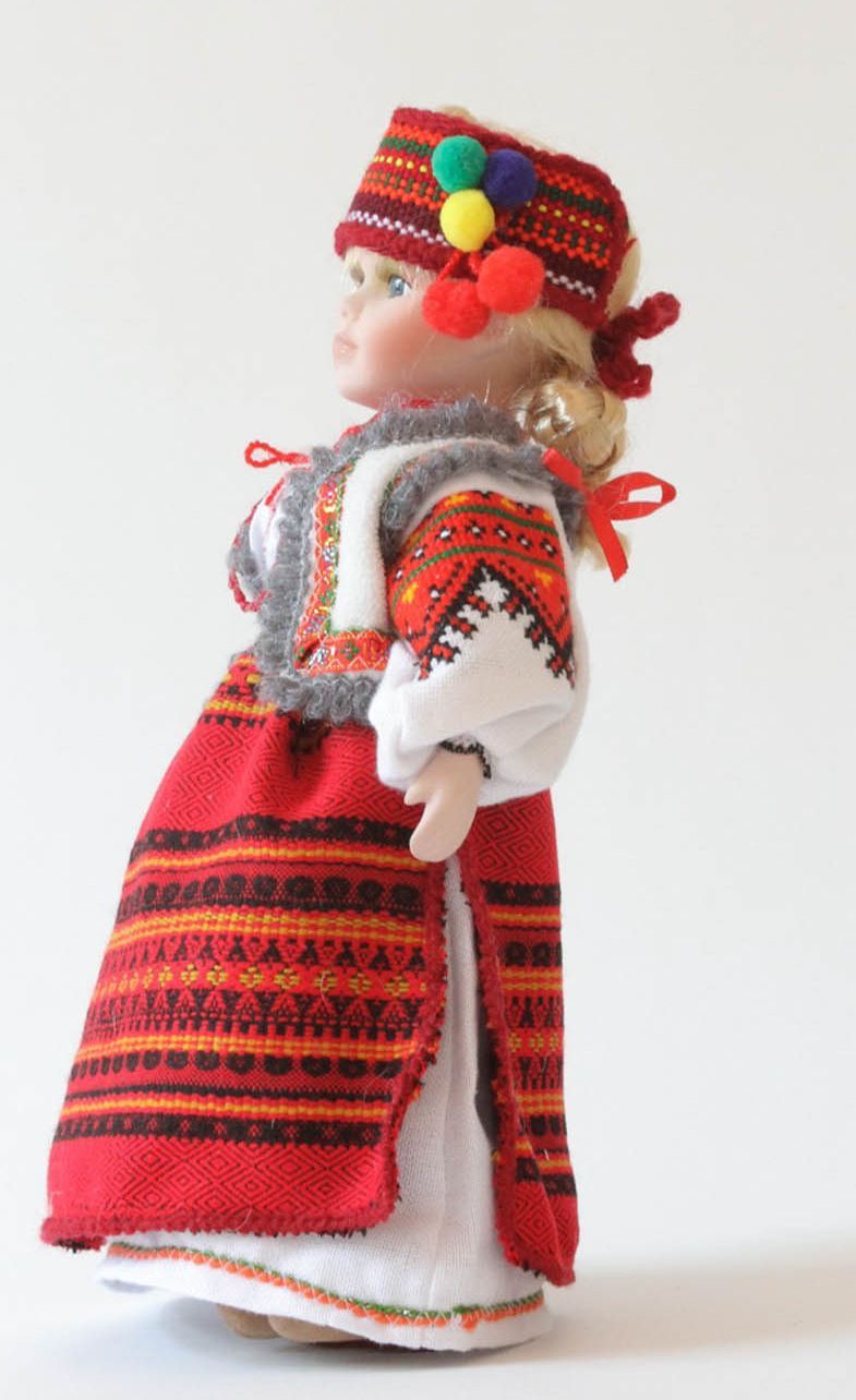 Boneca artesanal num vestido tradicional  foto 2
