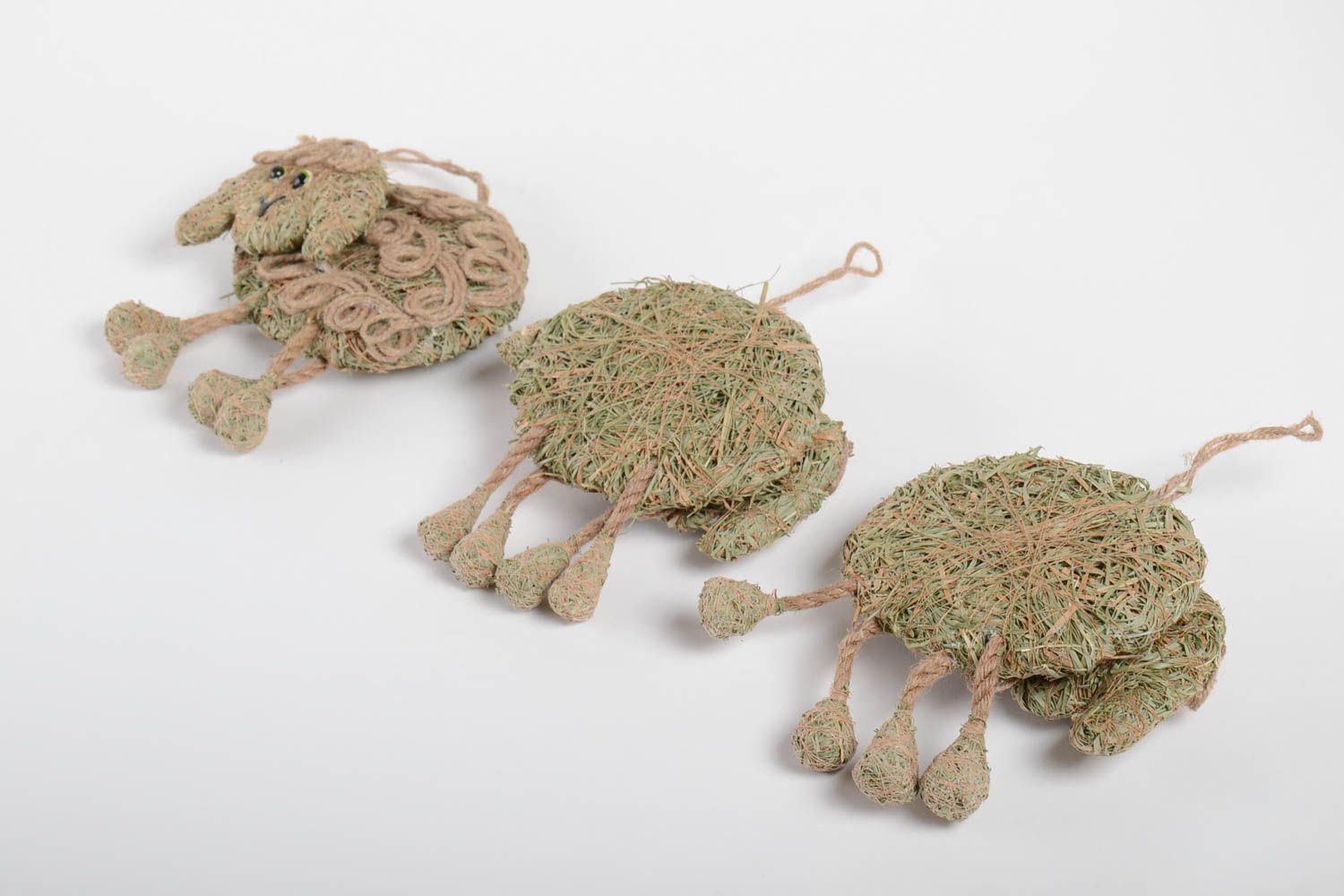 Игрушки из сухой травы набор 3 шт овечки небольшие с петельками ручной работы фото 5