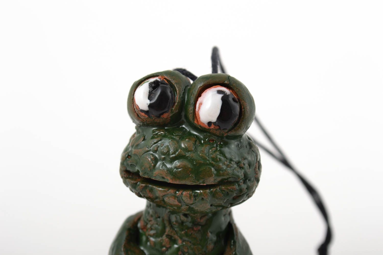 Фигурка ручной работы колокольчик из глины маленькая лягушка глиняный сувенир фото 3