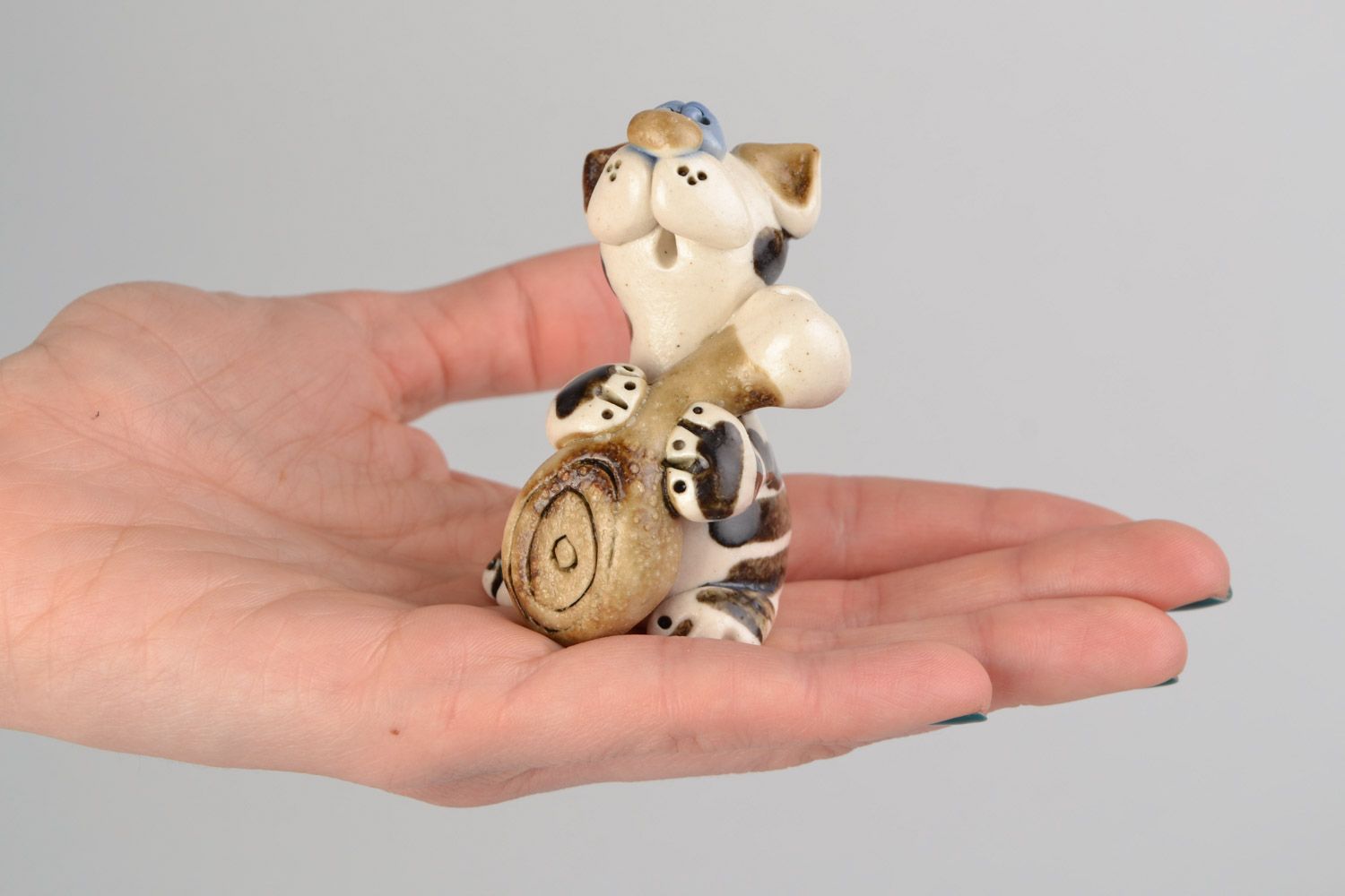 Petite figurine en céramique peinte blanc-brun faite main chat gourmand photo 2
