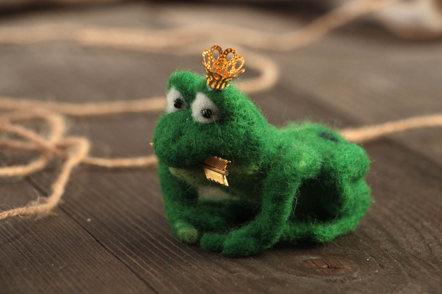 Figurine grenouille verte avec couronne et flèche en laine feutrée petite photo 1