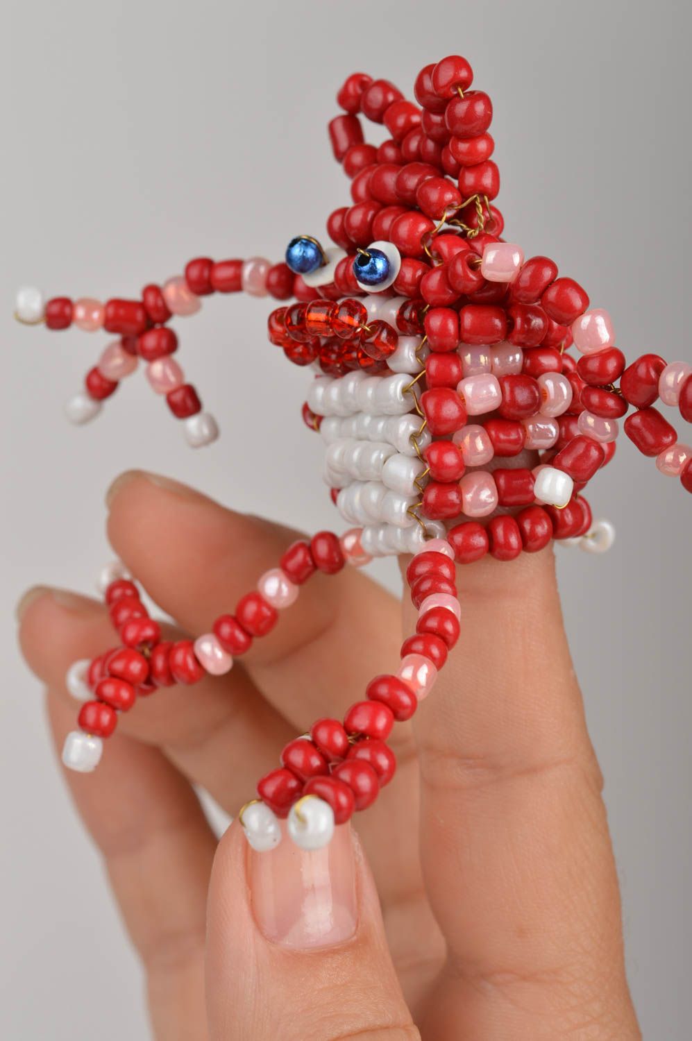 Красная пальчиковая игрушка лягушка из бисера ручной работы оригинальная фото 5