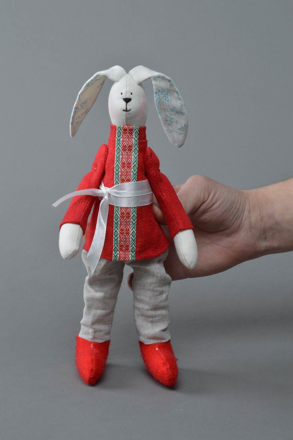 Тканевая игрушка ручной работы в виде зайца в костюме хлопковая для детей или декора дома фото 1