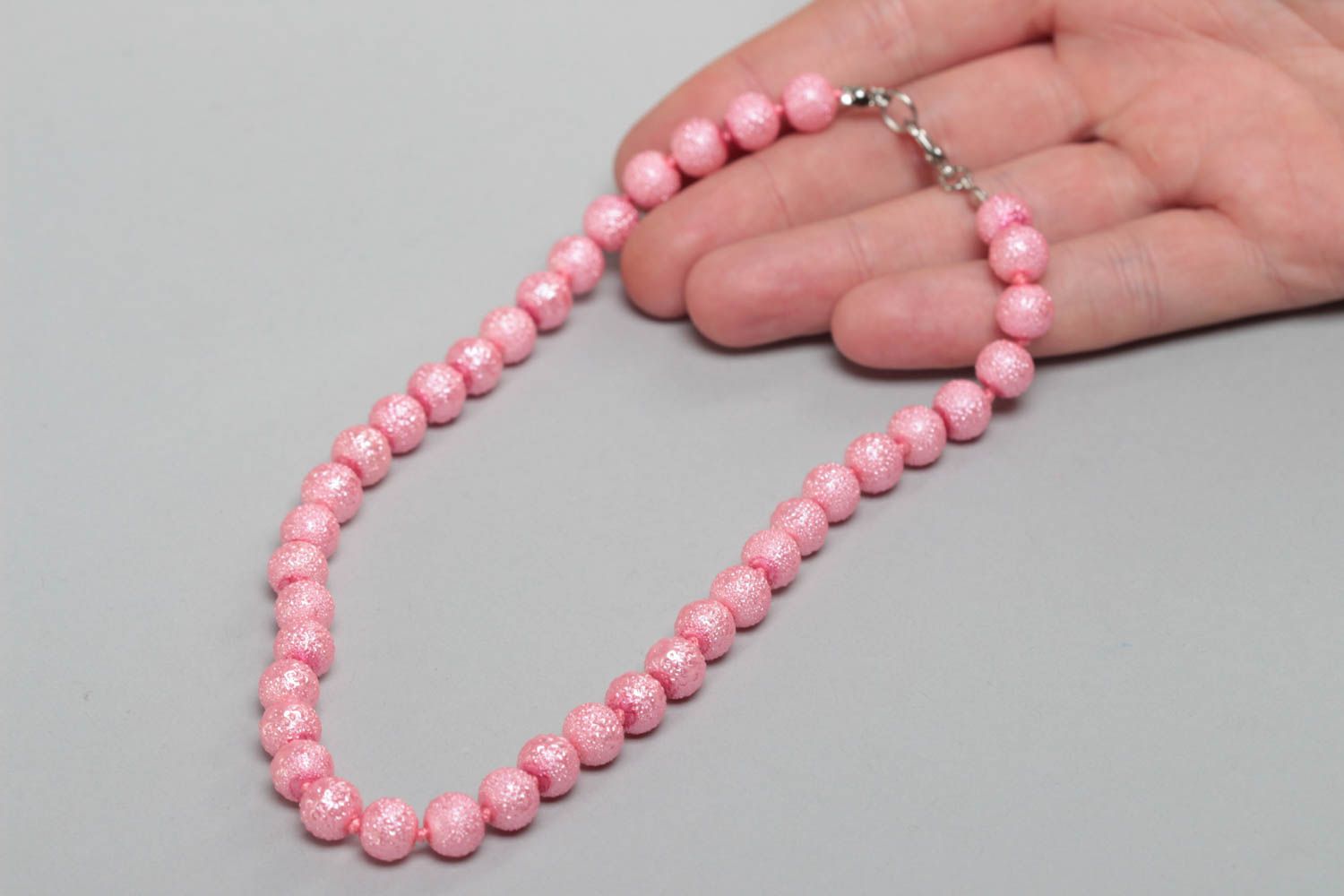 Collier en perles céramiques fait main de couleur rose original pour fillette photo 5