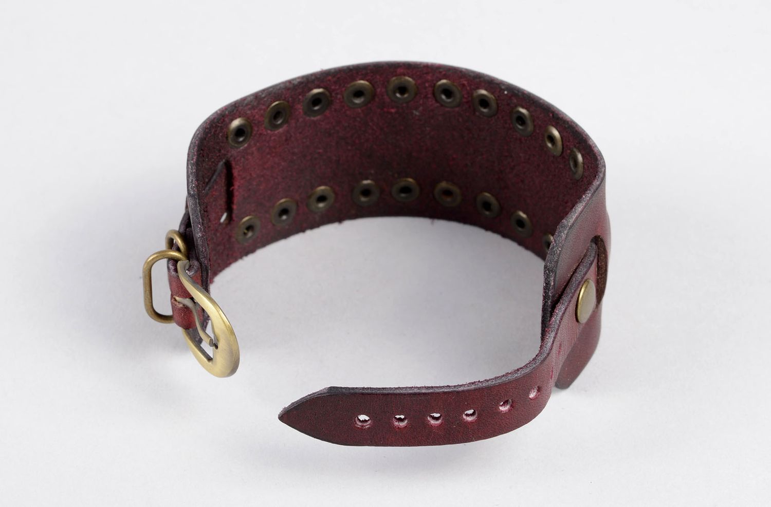 Bracelet en cuir Bijou fait main marron rivets métal Accessoire femme design photo 4