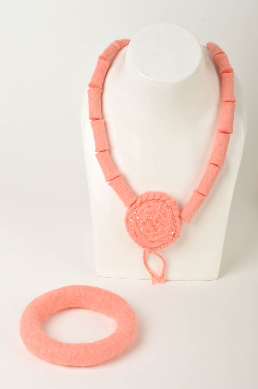 Bijoux fait main Bracelet jonc Collier en laine naturelle rose design fantaisie photo 1