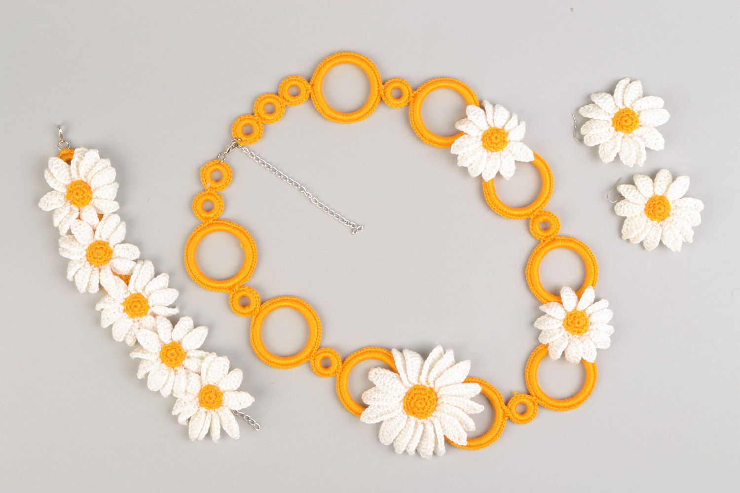 Handmade set of earrings bracelet and necklace woven manually of cotton threads Daisies photo 2