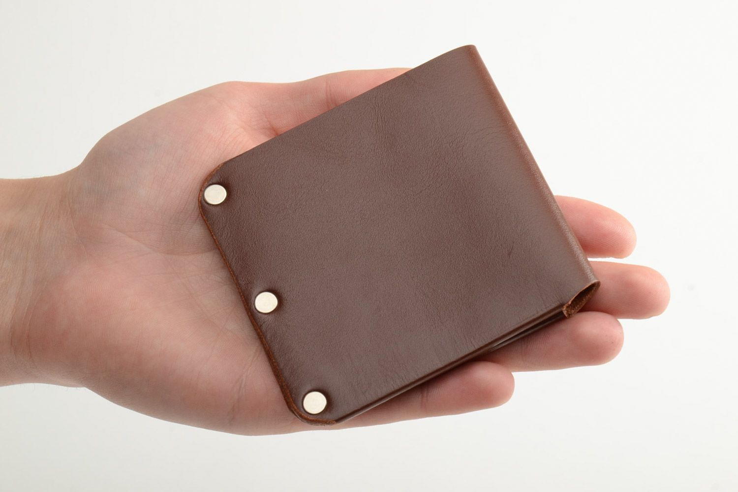 Handgemachte Geldbörse aus Leder mit metallischer Fourniture originell brauen  foto 5