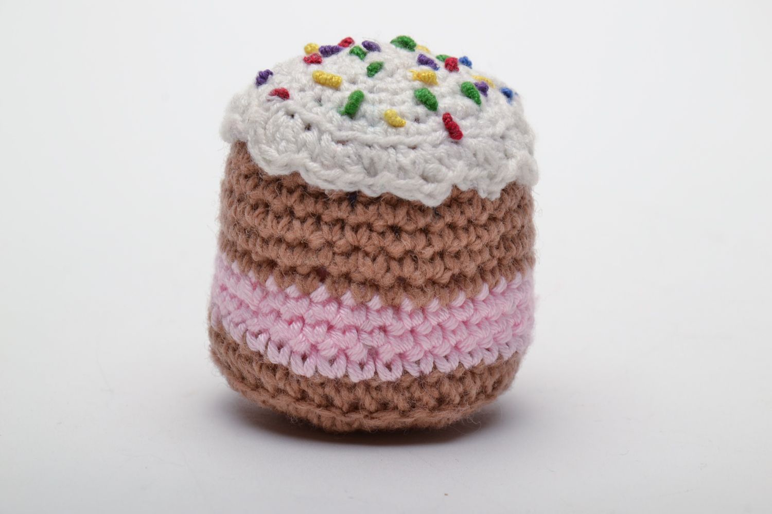 Petit jouet décoratif tricoté mou fait main en forme de gâteau délicieux photo 3