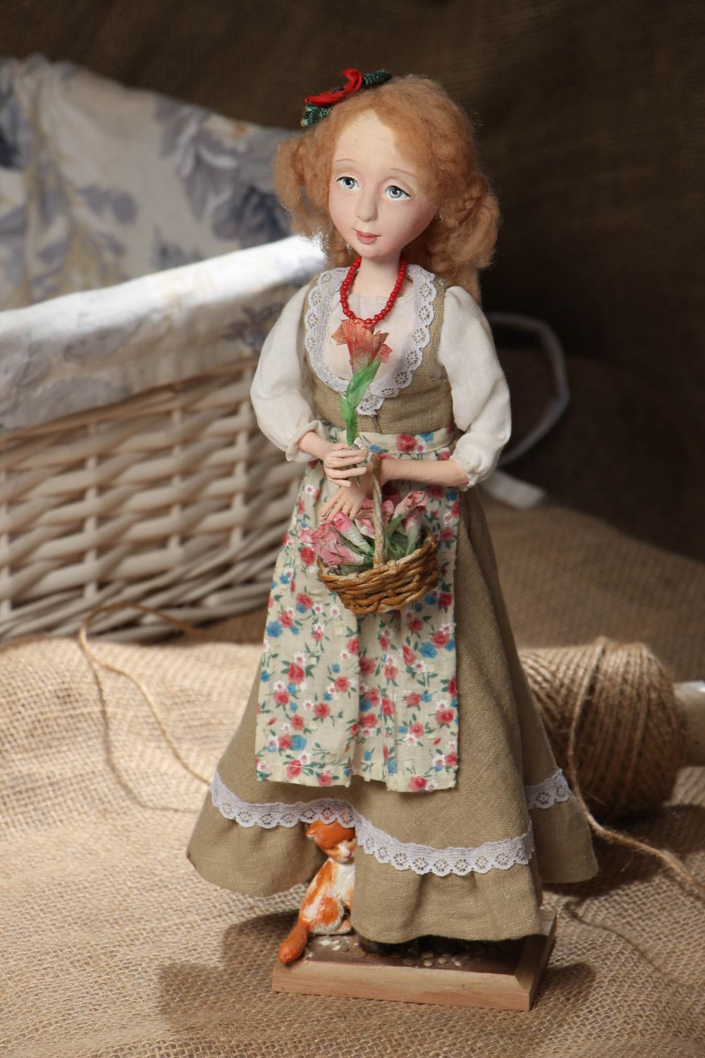 Ton und Textil Puppe handmade Blumenverkäuferin foto 5