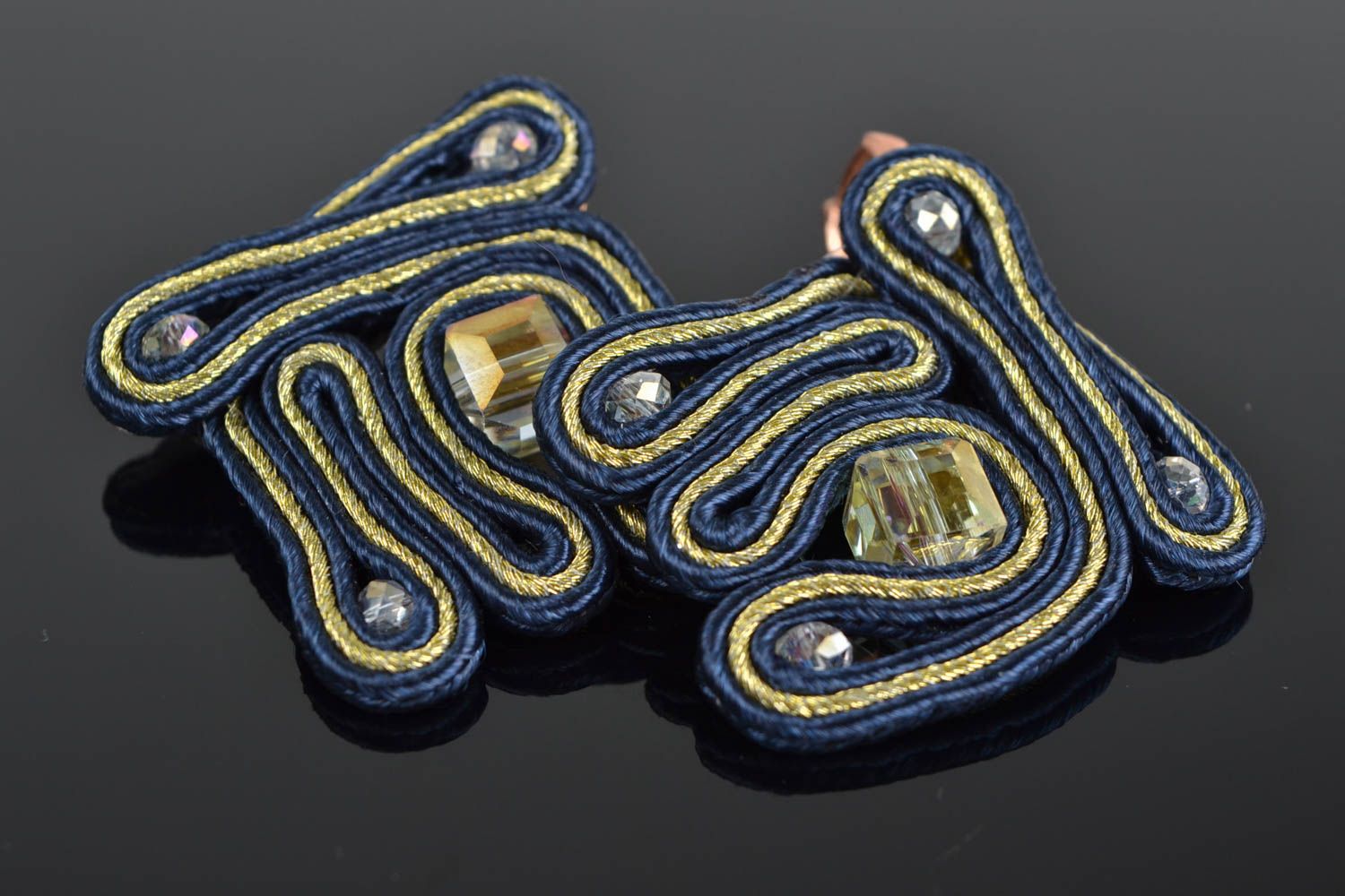 Schöne originelle dunkelblaue Soutache Ohrringe mit Kristall handmade foto 1