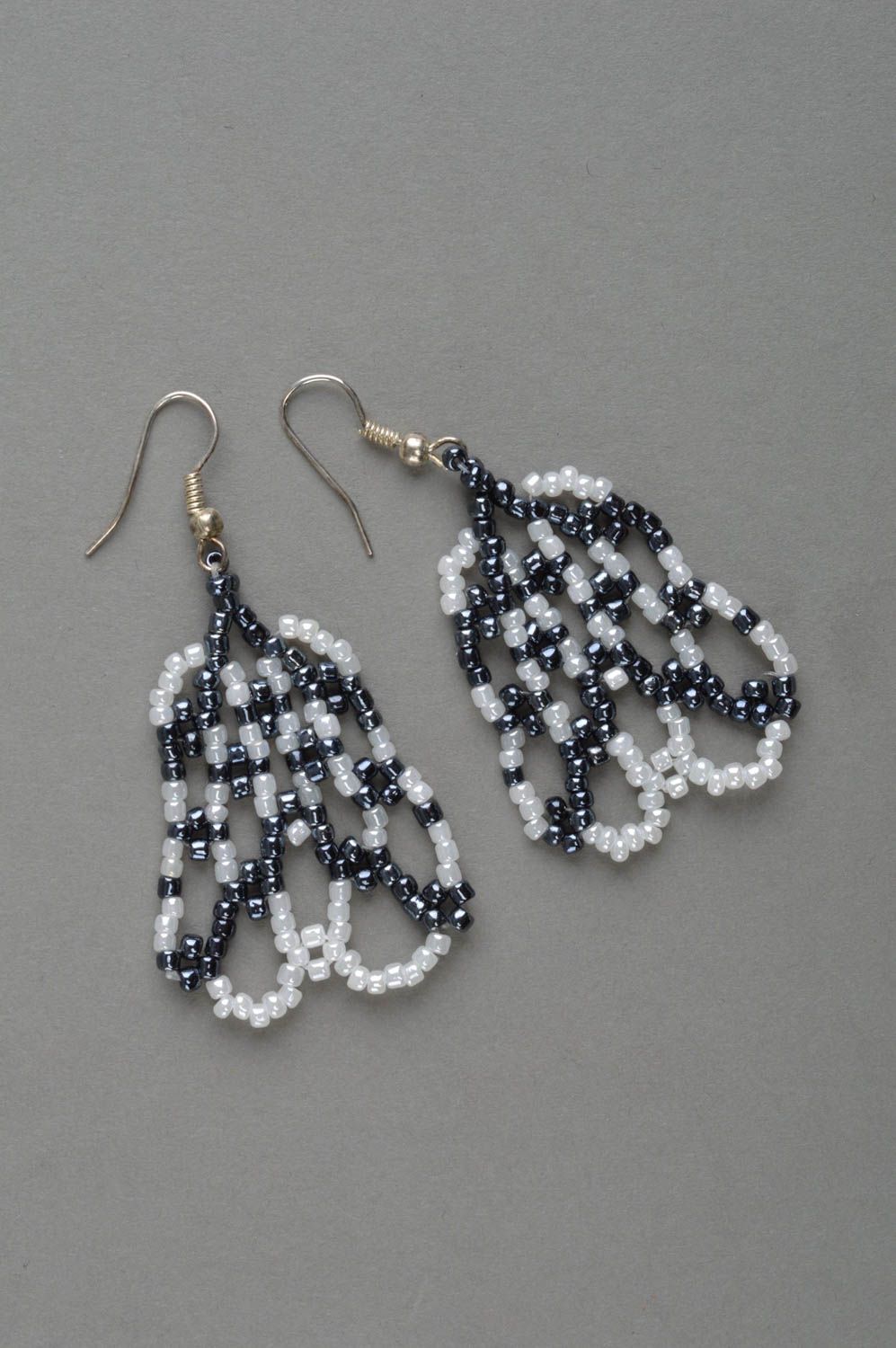 Boucles d'oreilles en perles de rocaille faites main longues noir et blanc bijou photo 2