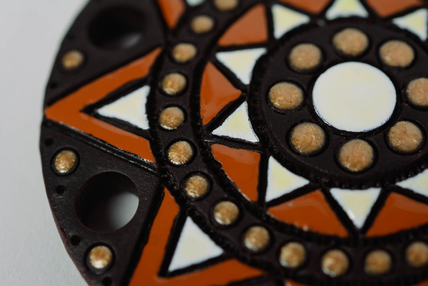 Керамический кулон из глины с орнаментом и росписью цветной эмалью на шнурке фото 4
