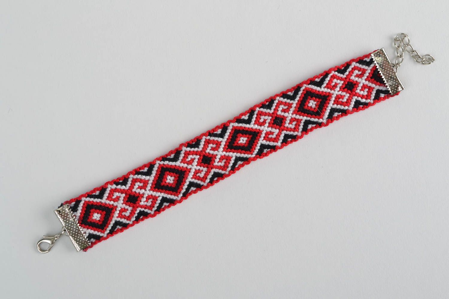 Bracelet en macramé de fils moulinés fait main style ethnique noir rouge blanc photo 5