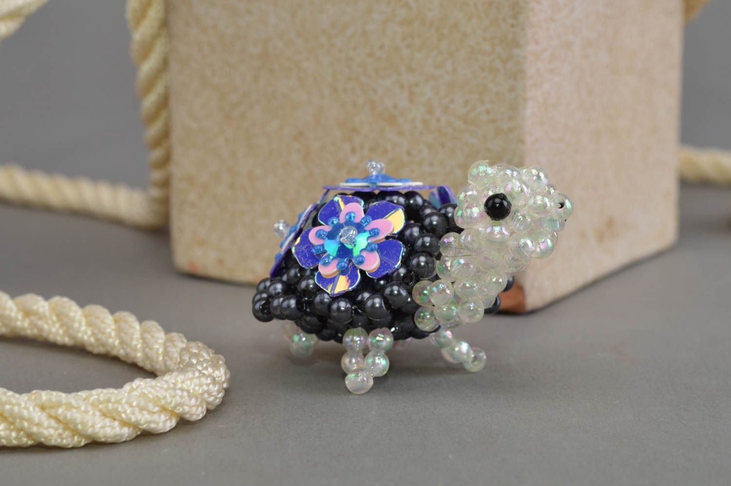 Kleine handgemachte Deko Figurine Schildkröte aus Glasperlen für Haus Dekor foto 1