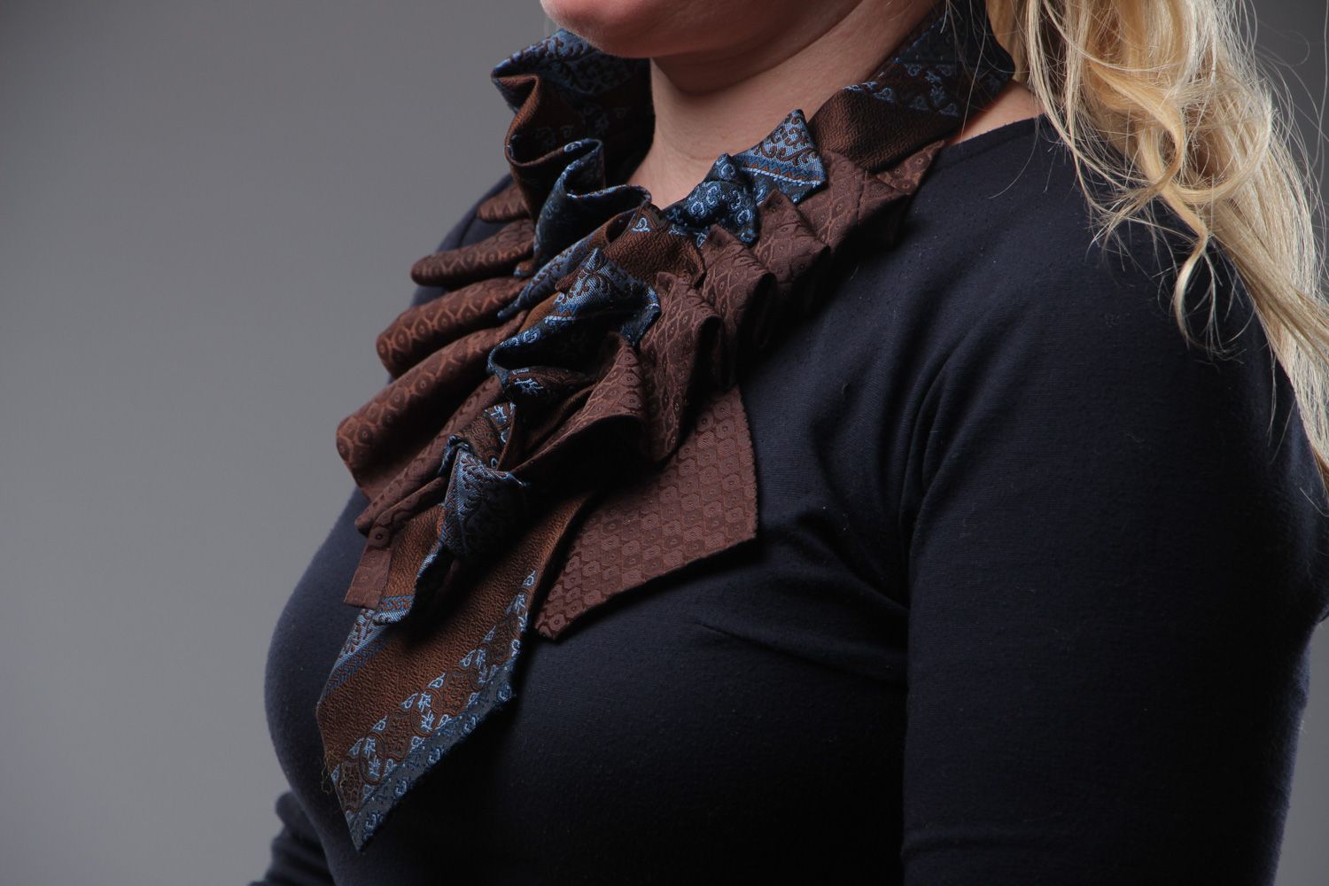 Handgemachtes braunes modisches originelles Krawatten Collier aus Seide  foto 5