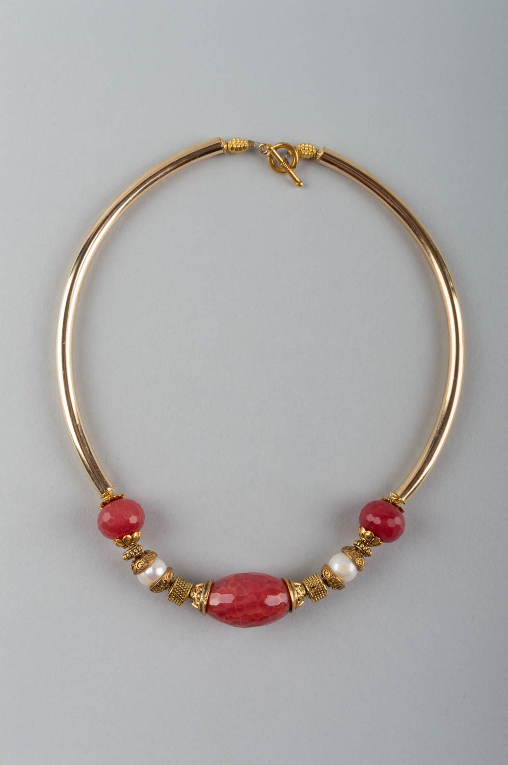 Collar de piedras artesanal de color frambuesa con perlas y jade original foto 2