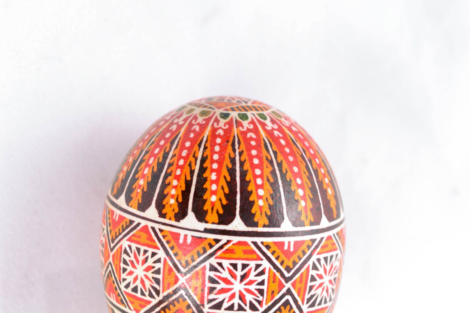 Huevo de Pascua pintado con ornamento rico foto 4
