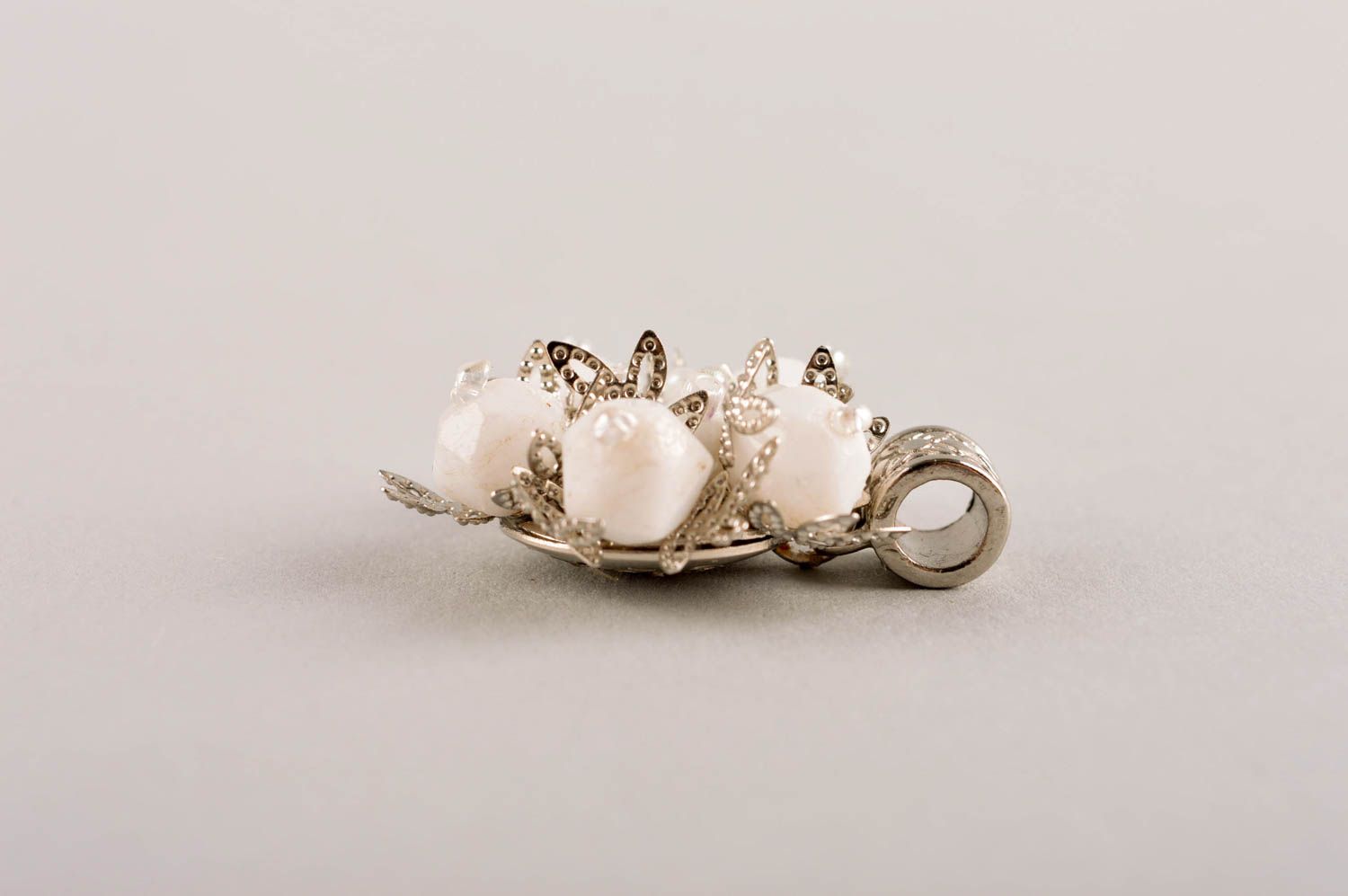 Pendentif fleur Bijou fait main blanc métal perles fantaisie Cadeau femme photo 3