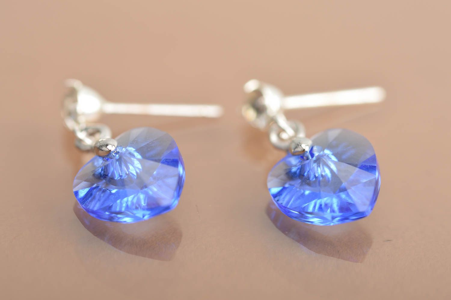 Серьги с кристаллами в виде сердечек голубые подвески нарядные ручная работа фото 2