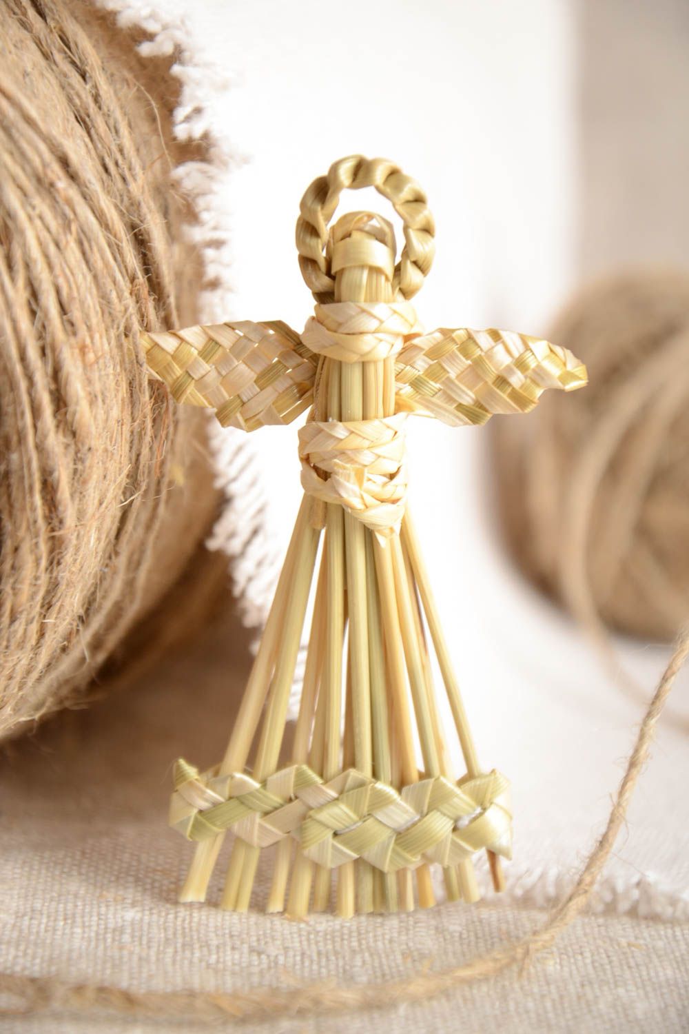 Интерьерная подвеска плетеная из соломы ручной работы в виде ангела красивая фото 1