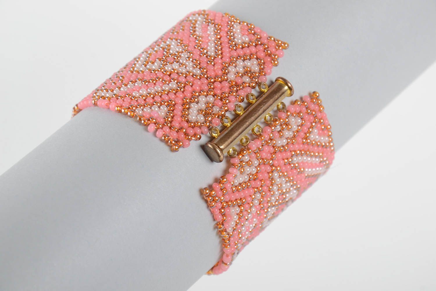 Объемный браслет из бисер розовый плетеный с узорами красивый ручной работы фото 2