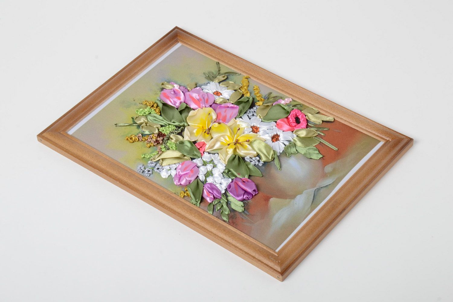 Cuadro bordado con flores de cintas de raso artesanal en marco de madera foto 2