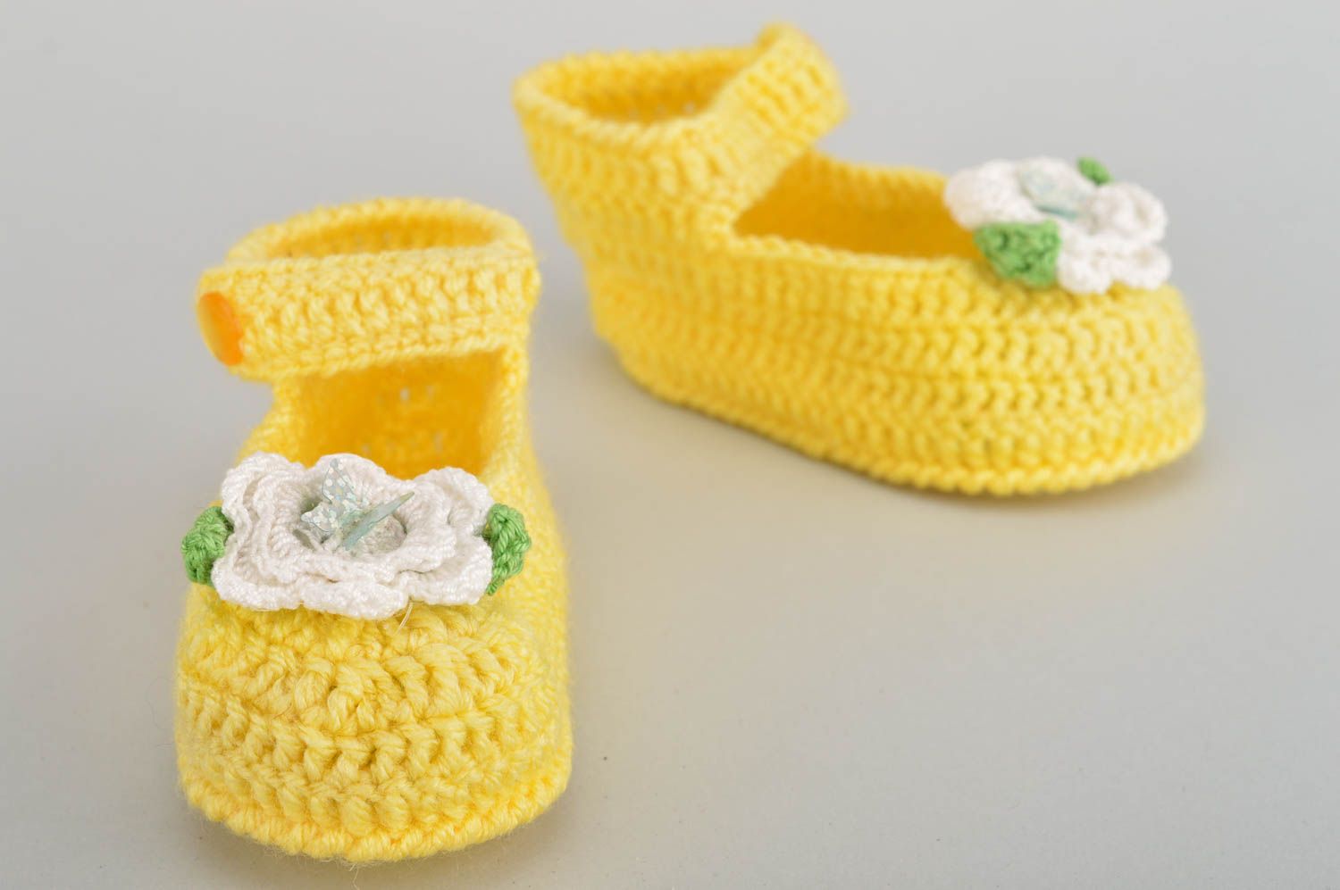 Handgemachte schöne warme gehäkelte Babyschuhe aus Baumwolle in Gelb für Mädchen foto 5