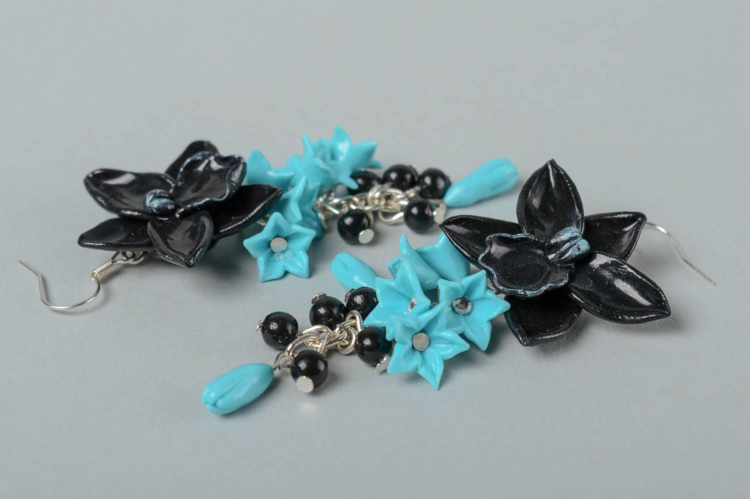 Handmade schwarz blaue Blumen Ohrringe Polymer Schmuck Accessoire für Frauen  foto 4
