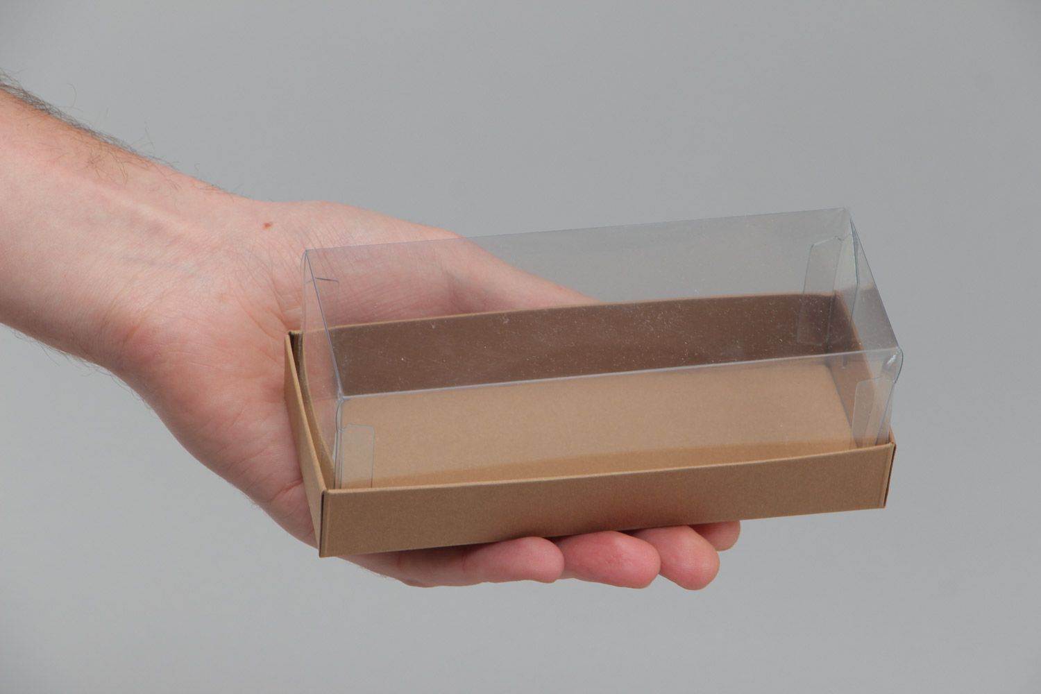 Boîte pour cadeaux allongée en carton et PVC faite main de design stylée photo 5