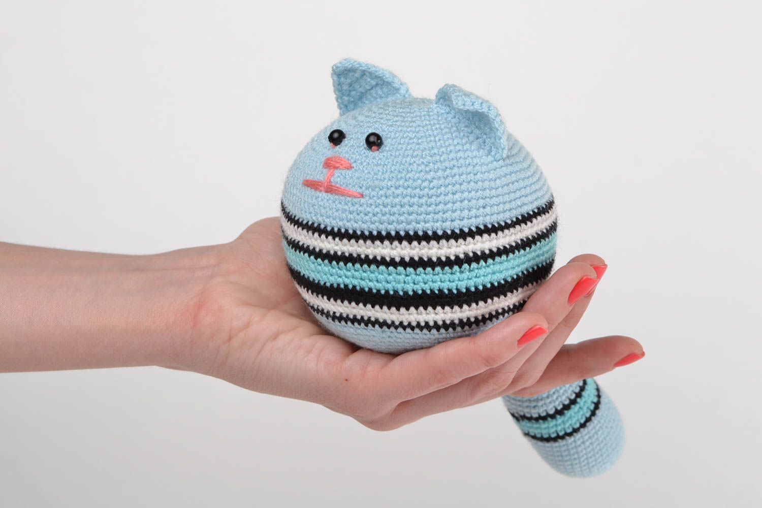 Мягкая игрушка ручной работы вязаная кот антистрессовая голубая в полосочку фото 2