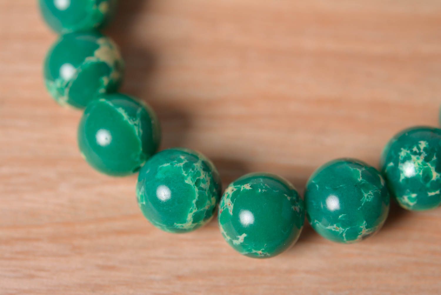 Grünes stilvolles handgemachtes Armband aus Natursteinen Variscit mit Glasperlen foto 2