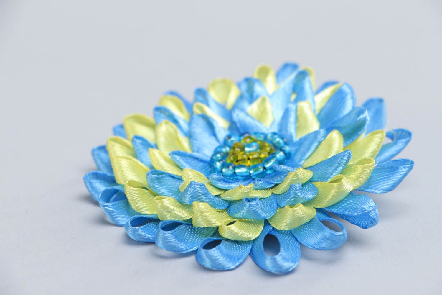 Broche Fleur en tissu bleu et jaune rubans de satin kanzashi faite main photo 3