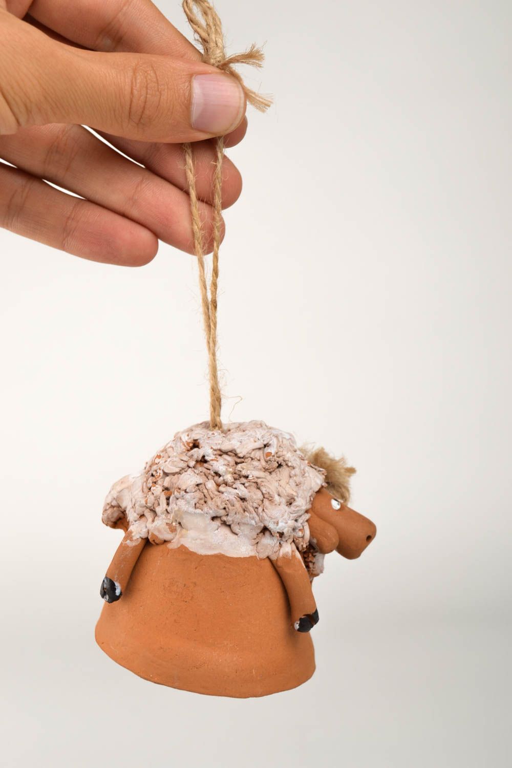 Campanello d'autore in ceramica fatto a mano a forma di pecorella divertente
 foto 5