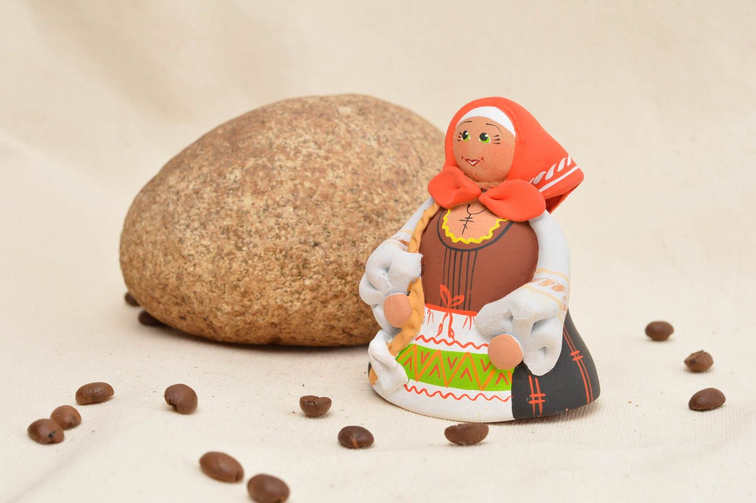 Figurine en céramique peinte faite main originale Babouchka en foulard rouge photo 1