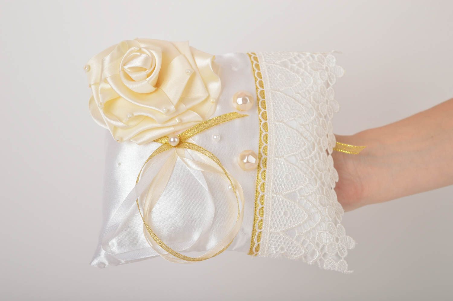 Свадебный аксессуар ручной работы белая подушечка для колец атрибут для свадьбы фото 1