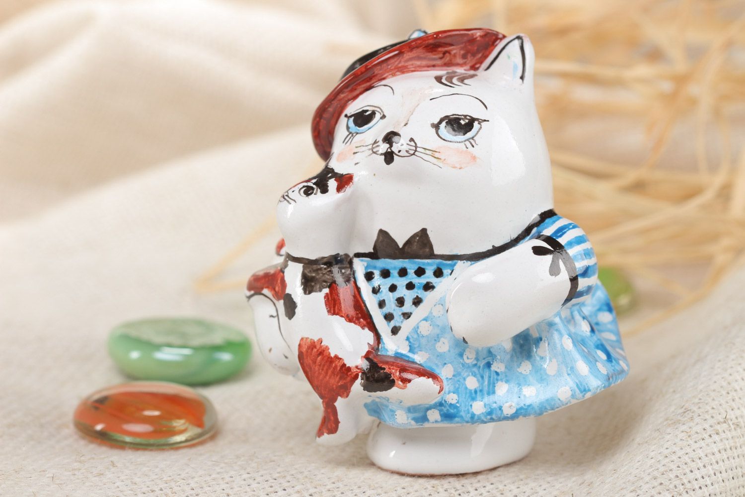 Petite figurine en céramique en forme de chat faite main multicolore peinte photo 1