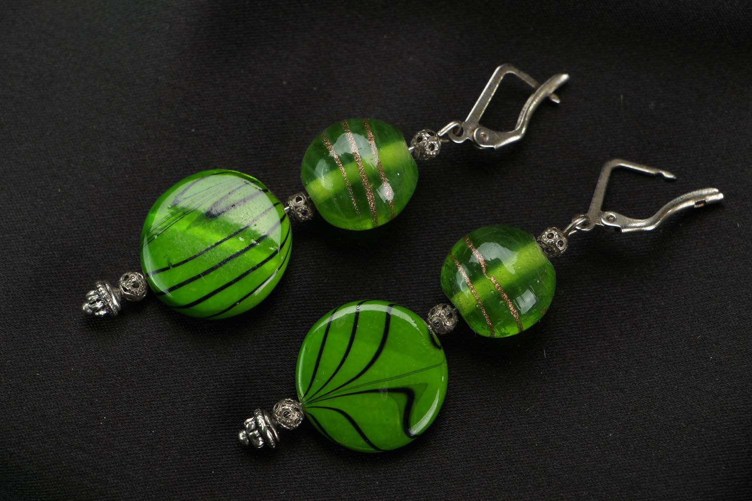 Brincos feitos à mão compridos verdes  foto 1