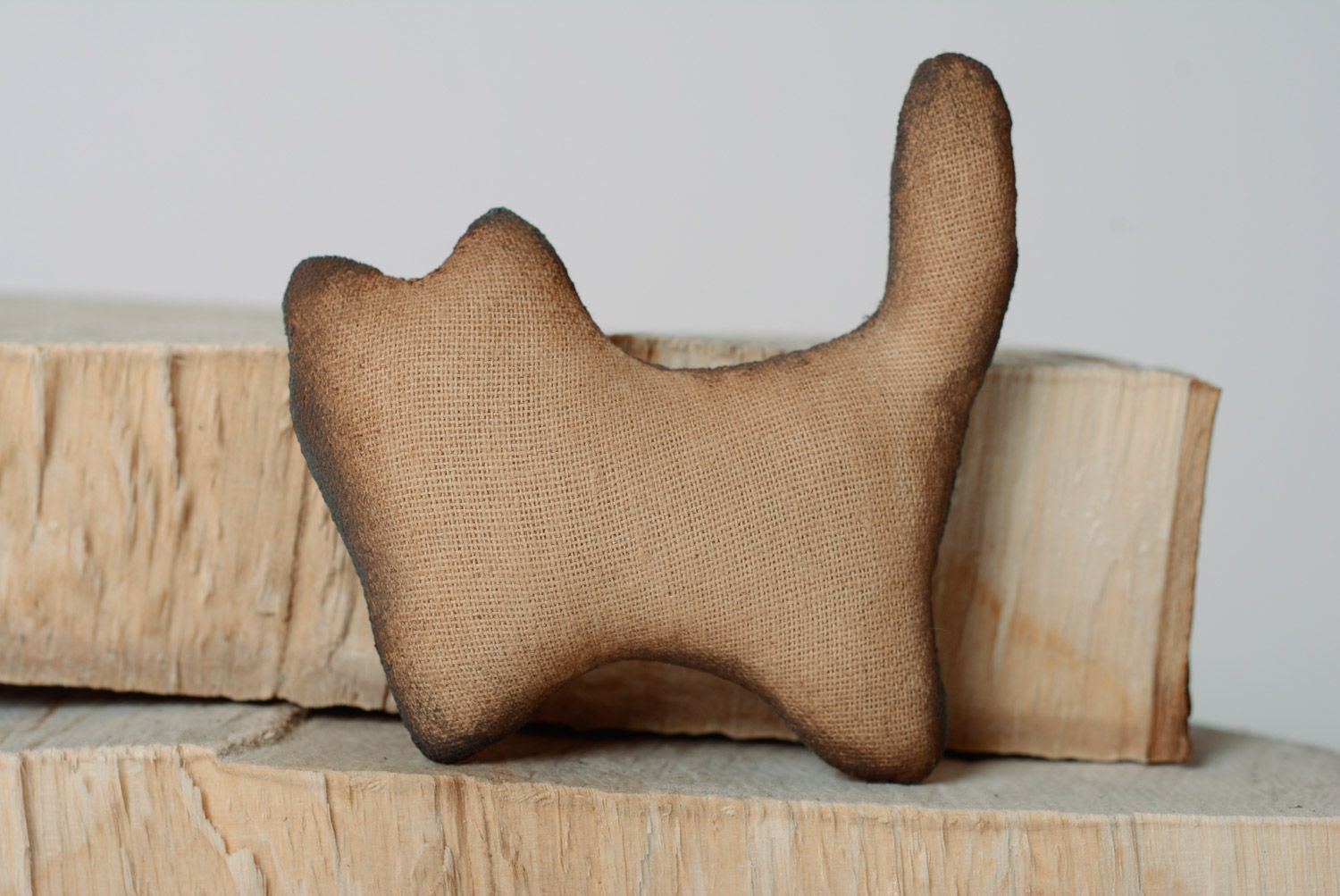 Мягкая игрушка ручной работы котик из хлопковой ткани коричневый с росписью фото 4