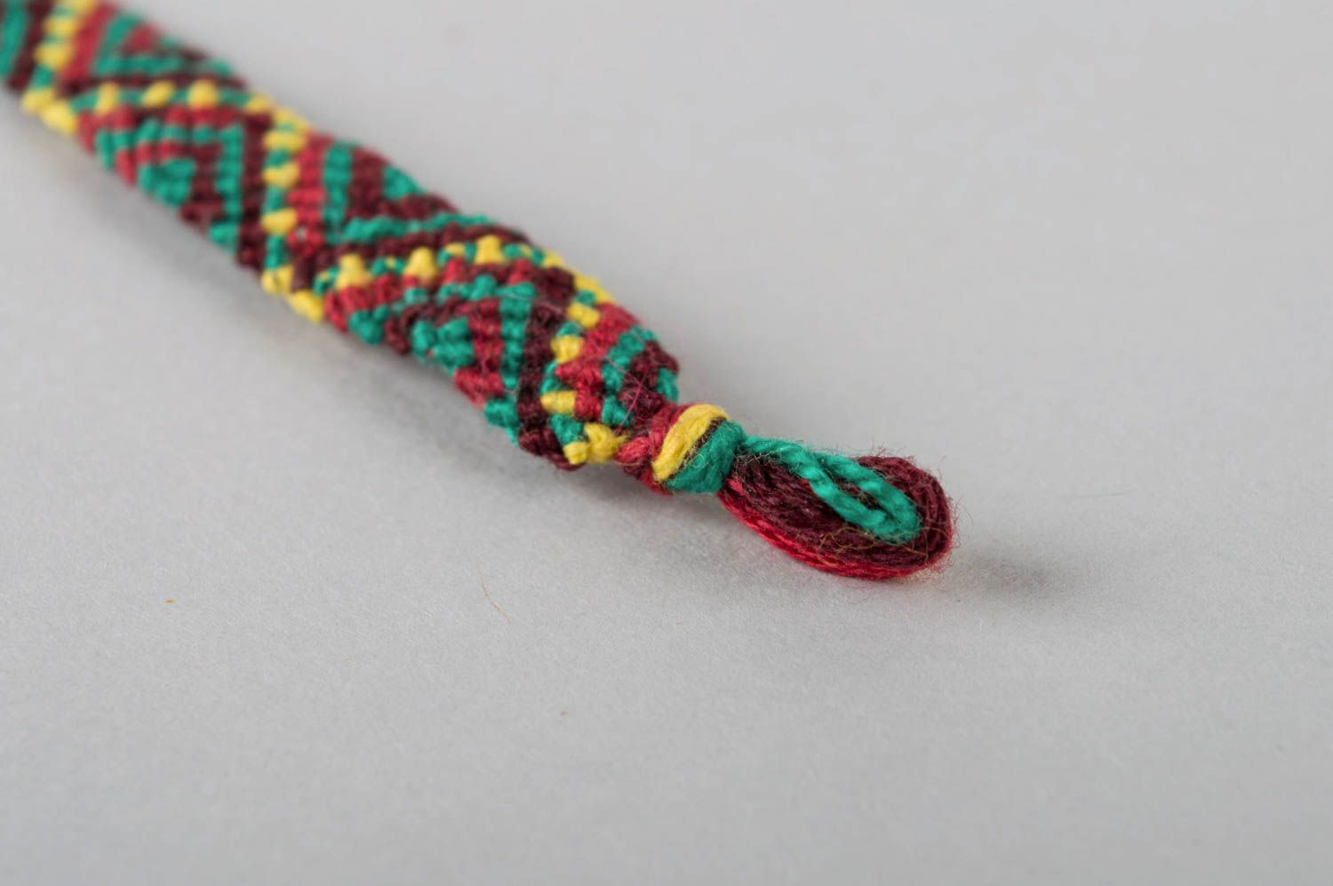 Плетеный браслет из ниток мулине ручной работы в пирамидку красочный красивый фото 4