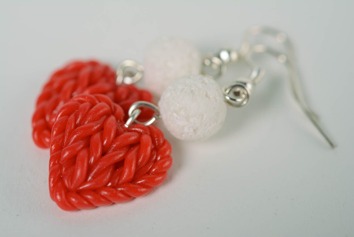 Rote effektvolle Herzen Ohrringe aus Polymerton mit Anhängern handmade schön für Damen foto 1